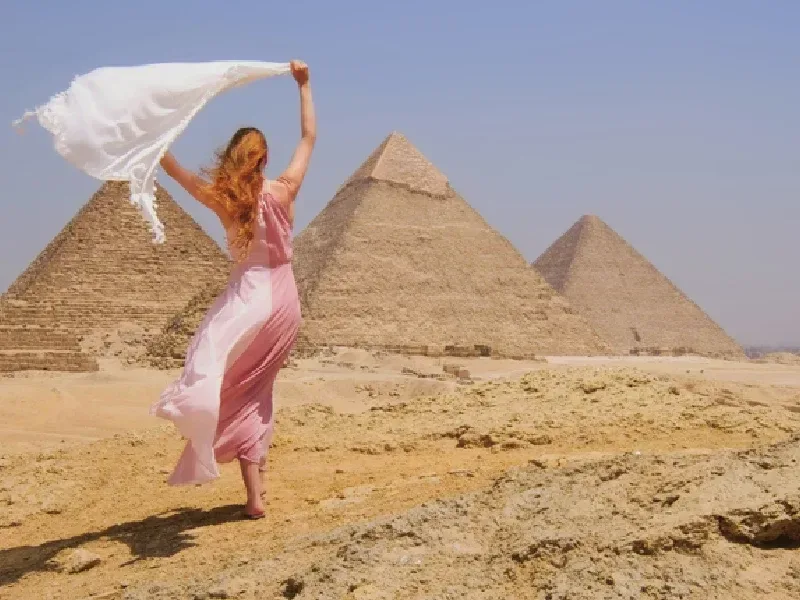 turista davanti alle piramidi di giza